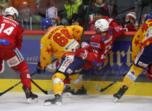EBEL. Eishockey Bundesliga. EC KAC gegen Asiago Hockey. Rihards Bukarts, (KAC), Michele Marchetti (Asiago). Klagenfurt, am 5.2.2023. Foto: Kuess www.qspictures.net
