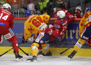 EBEL. Eishockey Bundesliga. EC KAC gegen Asiago Hockey. Rihards Bukarts, (KAC), Michele Marchetti (Asiago). Klagenfurt, am 5.2.2023. Foto: Kuess www.qspictures.net