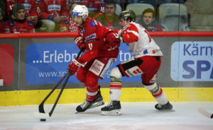 EBEL. Eishockey Bundesliga. EC KAC gegen HCB Suedtirol Alperia Lukas Haudum, (KAC), Enrico Miglioranzi (Bozen). Klagenfurt, am 17.2.2023. Foto: Kuess www.qspictures.net