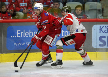 EBEL. Eishockey Bundesliga. EC KAC gegen HCB Suedtirol Alperia Lukas Haudum, (KAC), Enrico Miglioranzi (Bozen). Klagenfurt, am 17.2.2023. Foto: Kuess www.qspictures.net