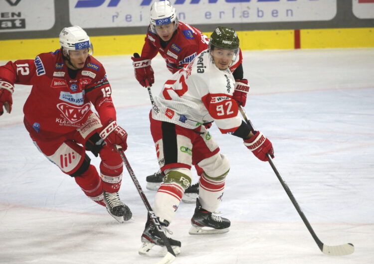 EBEL. Eishockey Bundesliga. EC KAC gegen  HCB Suedtirol Alperia.  David Maier,  (KAC),    Christian Thomas (Bozen). Klagenfurt, am 25.11.2022.
Foto: Kuess
www.qspictures.net