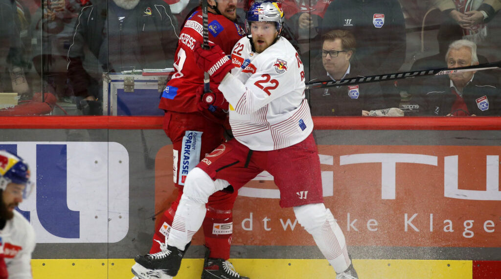 EBEL. Eishockey Bundesliga. EC KAC gegen Salzburg. Nicholas Eric Petersen, (KAC), Dennis Eamon Robertson (Salzburg). Klagenfurt, am 26.3.2023. Foto: Kuess www.qspictures.net