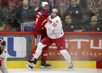 EBEL. Eishockey Bundesliga. EC KAC gegen Salzburg. Nicholas Eric Petersen, (KAC), Dennis Eamon Robertson (Salzburg). Klagenfurt, am 26.3.2023. Foto: Kuess www.qspictures.net