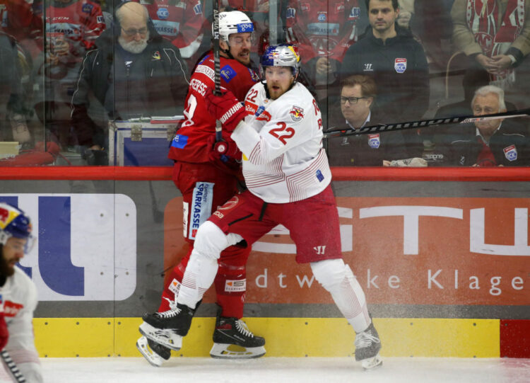 EBEL. Eishockey Bundesliga. EC KAC gegen Salzburg. Nicholas Eric Petersen, (KAC), Dennis Eamon Robertson (Salzburg). Klagenfurt, am 26.3.2023. Foto: Kuess www.qspictures.net