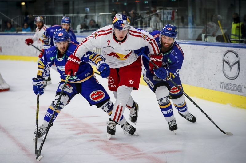 SALZBURG,AUSTRIA,25.SEP.19 - ICE HOCKEY - ICE Hockey League, EC Red Bull Salzburg vs Villacher SV. Image shows Daniel Wachter (VSV), Filip Varejcka (EC RBS) and Kevin Schmidt (VSV). Photo: GEPA pictures/ Jasmin Walter - For editorial use only. Image is free of charge.