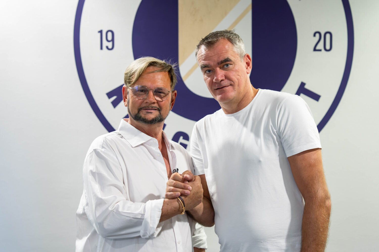 Robert Micheu Uebergibt An Helmut Kaltenegger