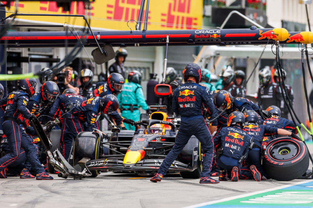 Sieg in Ungarn - Max Verstappen von 10 auf 1 9 BUDAPEST, HUNGARY - JULY 31: Max Verstappen of Red Bull Racing and The Netherlands during the F1 Grand Prix of Hungary at Hungaroring on July 31, 2022 in Budapest, Hungary. (Photo by Peter Fox/Getty Images) // Getty Images / Red Bull Content Pool // SI202207310693 // Usage for editorial use only //