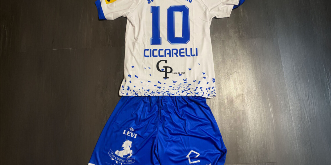 Blau-Weißer Frauenpower: Sachsenburg wird zum Frauenfußball-Hotspot! 1 a sports uniform on a wooden surface