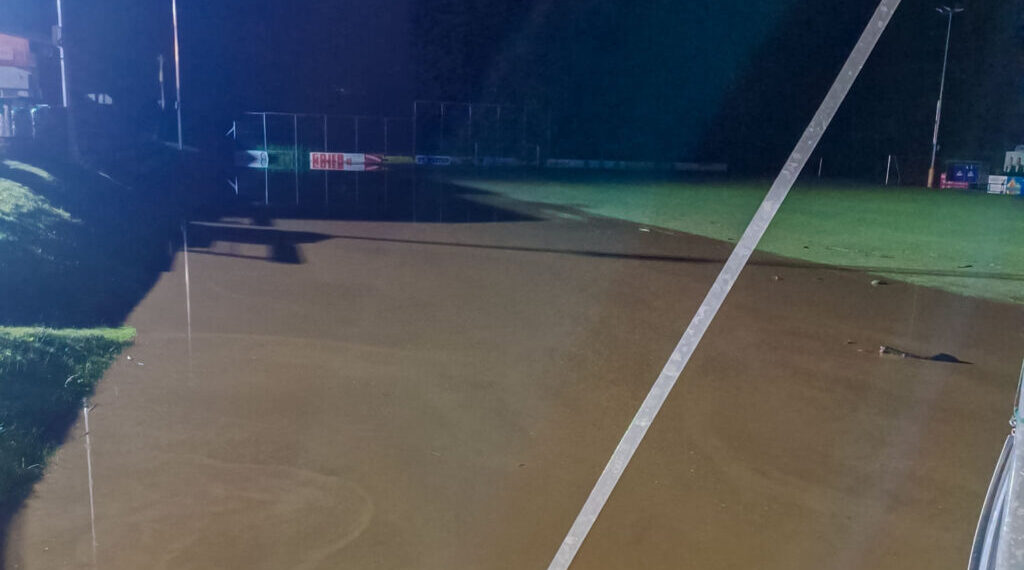 SV Eberstein: Naturgewalt überschwemmt Sportplatz 1 SV-Eberstein Sportplatz unter Wasser Foto: SV Eberstein