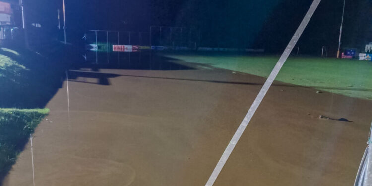 SV Eberstein: Naturgewalt überschwemmt Sportplatz 1 SV-Eberstein Sportplatz unter Wasser Foto: SV Eberstein