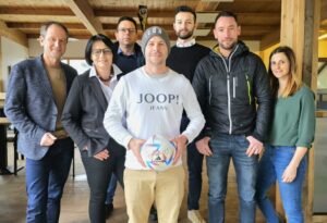 SV Feldkirchen - Sport Fan Austria - v.l.n.r. die beiden scheidenden Vorstände Gerhard Schreilechner und Ingrid Maier, Roland Duss, der designierte Obmann Martin Tamegger, Dani Beniers, Kapitän der Kampfmannschaft Hans Joachim Thamer und Monika Thamer