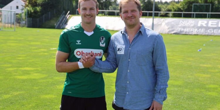Jonathan Scherzer unterschreibt in Ried! 1 Jonathan Scherzer und Wolfgang Fiala (Geschäftsführer Sport SV Oberbank Ried) Foto: SVR/Schröckelsberger
