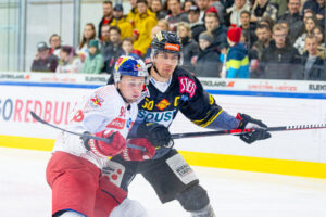 SALZBURG,AUSTRIA,27.OCT.23 - ICE HOCKEY - ICE Hockey League, EC Red Bull Salzburg vs EC Vienna Capitals. Image shows Mario Huber (EC RBS) and Mario Fischer (Capitals). Photo: GEPA pictures/ Gintare Karpaviciute - For editorial use only. Image is free of charge.