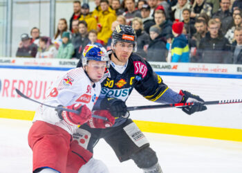 SALZBURG,AUSTRIA,27.OCT.23 - ICE HOCKEY - ICE Hockey League, EC Red Bull Salzburg vs EC Vienna Capitals. Image shows Mario Huber (EC RBS) and Mario Fischer (Capitals). Photo: GEPA pictures/ Gintare Karpaviciute - For editorial use only. Image is free of charge.