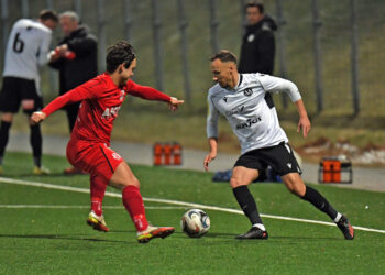 Fussball, 2023-03-18 LIGA, Spittal weiss/schwarz - ATSV Wolfsberg rot im Bild: Spittal Sinan Samardzic - ATSV Wolfsberg Alexander Kainz PhotoCredit: Hermann Sobe