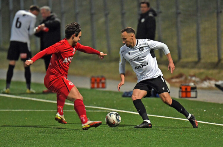 Fussball, 2023-03-18 LIGA, Spittal weiss/schwarz - ATSV Wolfsberg rot im Bild: Spittal Sinan Samardzic - ATSV Wolfsberg Alexander Kainz PhotoCredit: Hermann Sobe