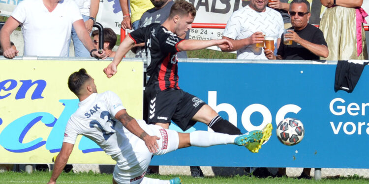 Abstieg und Rückzug: Was wirklich bei Admira Villach passiert! 1 Fussball, 2021-08-07, LIGA, Admira Villach rot/schwarz - SAK weiss
im Bild: Admira Villach Mario Rumbold - SAK Yosifov Angelov
PhotoCredit: Hermann Sobe