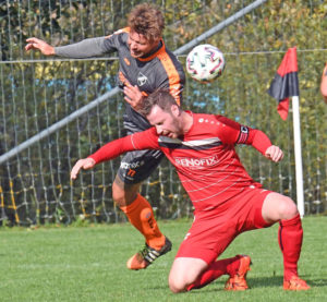Fussball, 2021-10-09 ; UL Ost Sirnitz rot - Eberstein braun/orange im Bild: Sirnitz Michael Golznig - Eberstein Florian Hausdorfer PhotoCredit: Hermann Sobe