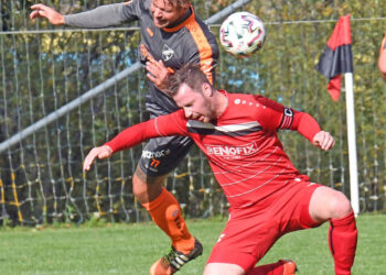 Fussball, 2021-10-09 ; UL Ost Sirnitz rot - Eberstein braun/orange im Bild: Sirnitz Michael Golznig - Eberstein Florian Hausdorfer PhotoCredit: Hermann Sobe