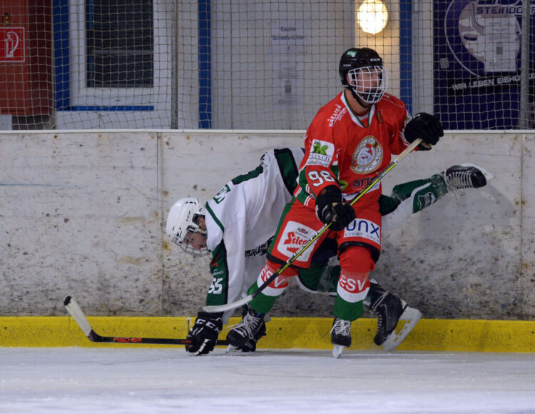 Eishockey, 2021-12-30 ; Div2 Ost ,Ledenitzen weissGrün/schwarz - Ferlach rot
im Bild: Ledenitzen Melcher Philipp - Ferlach Thalhammer Dominic
PhotoCredit: Hermann Sobe
