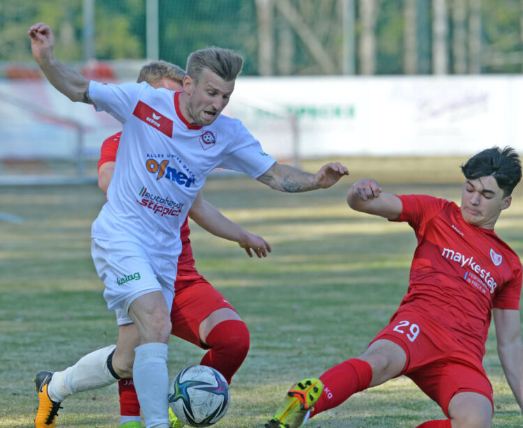 Fussball, 2022-03-26 LIGA, Ferlach rot - Maria Saal weiss
im Bild: Ferlach Denny Mujagic - Maria Saal Manuel Kerhe
PhotoCredit: Hermann Sobe