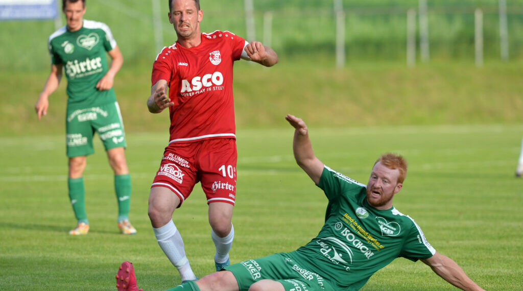 Kärntner Liga: Wolfsberg dominiert, Lendorf im freien Fall - diesmal! 1 FC Lendorf Christian Wernisch - ATSV Wolfsberg Patrick Pfennich Foto: Hermann Sobe
