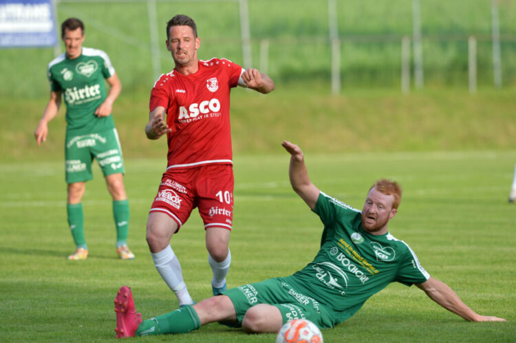 FC Lendorf Christian Wernisch - ATSV Wolfsberg Patrick Pfennich Foto: Hermann Sobe