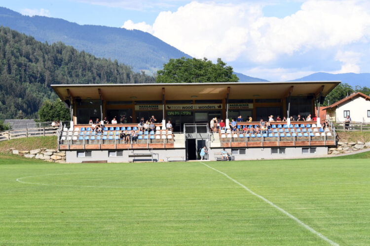 Fussball, 2022-07-24; UL West Sachsenbirg weiss/blau - Matrei rot/ schwarz im Bild: Sachsenburg Stadion PhotoCredit: Hermann Sobe