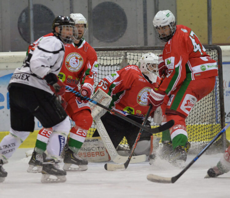 Eishockey, 2023-02-11, Div2 Mitte, Tarco I  weiss/schwarz - Ferlach I rot
im Bild: Tarco - Ferlach Arneitz Christian
Foto:Hermann Sobe