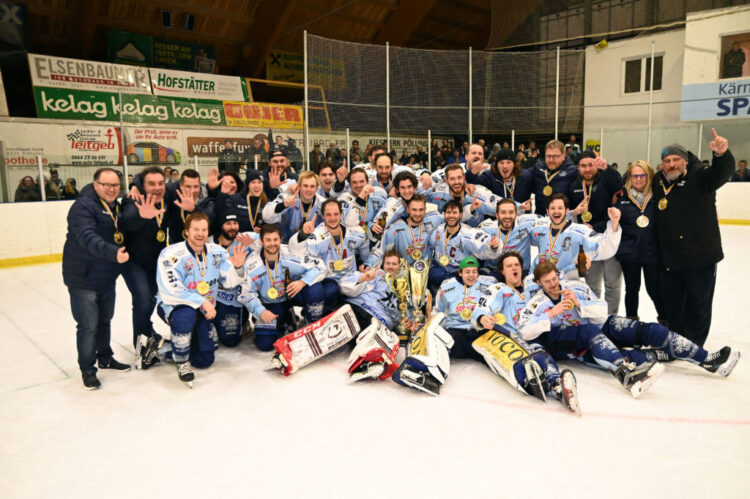 Eishockey, 2023-03-09, Div1  4..Finale  Althofen blau/gelb -   Steindorf blau/d.blau
im Bild:  Meister Steindorf 
Foto:Hermann Sobe