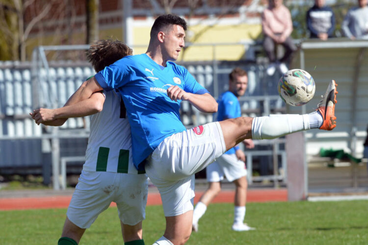 Fussball, 2023- 03-25; UL West VSV Blau/weiss - Greifenburg weiss/grün
im Bild: VSV Saso Kovacic - Greifenburg David Thalmann
PhotoCredit: Hermann Sobe