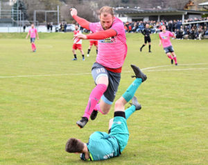 Fussball, 2023- 04-09 ;1 KL A; Lurnfeld Pink/ Grau - Irschen rot/weiss im Bild: Lurnfeld Daniel Urbas - Irschen Lukas Schwarzl PhotoCredit: Hermann Sobe