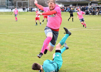 Fussball, 2023- 04-09 ;1 KL A; Lurnfeld Pink/ Grau - Irschen rot/weiss im Bild: Lurnfeld Daniel Urbas - Irschen Lukas Schwarzl PhotoCredit: Hermann Sobe