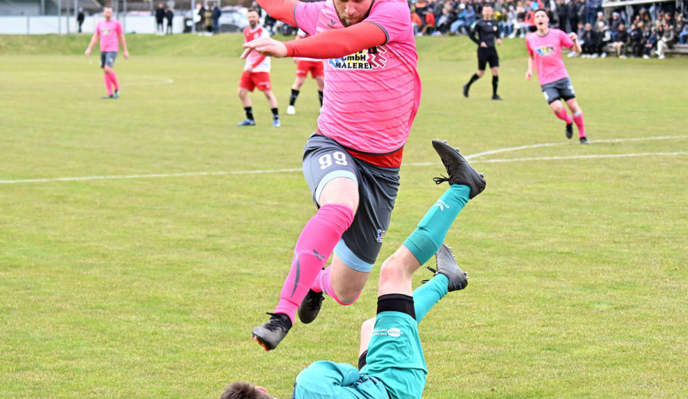 Fussball, 2023- 04-09 ;1 KL A; Lurnfeld Pink/ Grau - Irschen rot/weiss im Bild: Lurnfeld Daniel Urbas - Irschen Lukas Schwarzl PhotoCredit: Hermann Sobe
