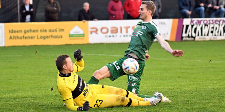 DSV Leoben – Zwischen Bundesliga-Träumen und Landesliga-Sorgen 1 Fussball, 2023- 04-21 RL, Treibach weiss/blau - Leoben grün im Bild: Treibach Patrick Böck - Leoben Thomas Hirschhofer PhotoCredit: Hermann Sobe