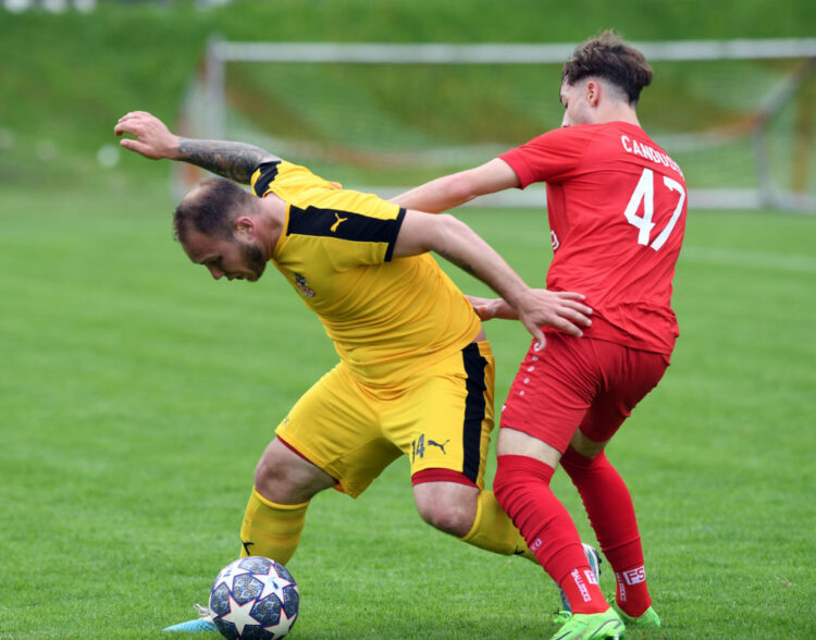 Fussball, 2023- 05-20 LIGA, Ferlach rot - KAC Gelb
im  Bild: Ferlach Jano Candussi - KAC Andereas  Schritliser
PhotoCredit: Hermann Sobe