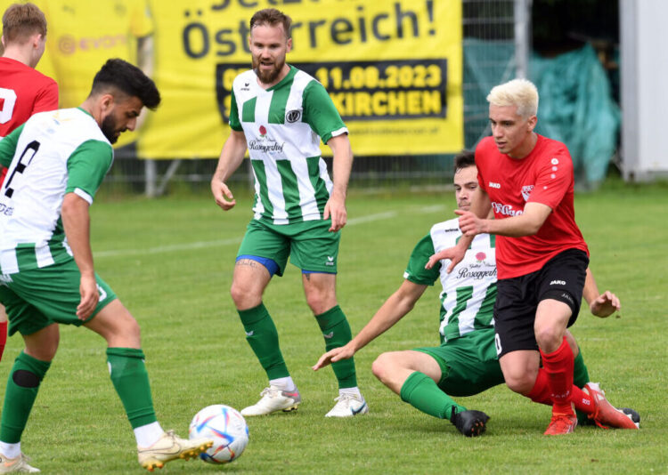 Fussball, 2023-06-08 ;2 KL B; Rosegg grün/weiss - FeistzritzR rot/schwarz
im Bild: Rosegg Franz Tschuden - FeistritzR Gerin Stadler
PhotoCredit: Hermann Sobe