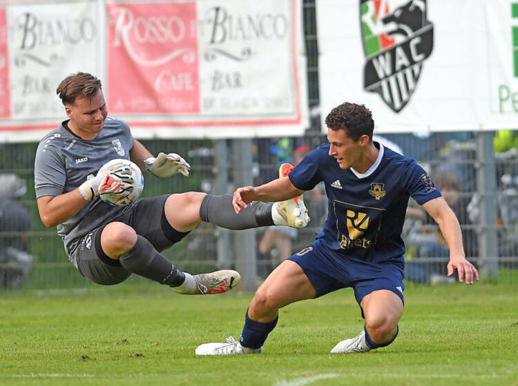 Fussball, 2023-07-28, LIGA, Velden blau - ATSV Wolfsberg rot
im Bild: Velden Alessandro Kiko - ATSV Wolfsberg Marin Romac
PhotoCredit: Hermann Sobe