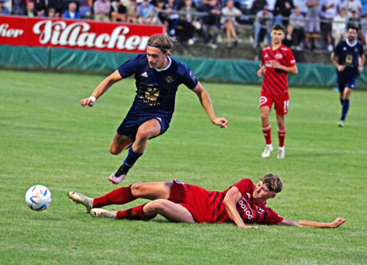 Fussball, 2023- 09-15 LIGA, St Jakob R rot - Velden dun blau
im  Bild: St Jakob R Florian Rappitsch - Velden Lukas Lausegger
PhotoCredit: Hermann Sobe