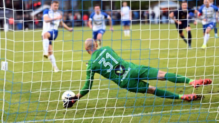 Lukas Urnik (Treibach) scheitert an Velden Goalie Kofler - Foto: Hermann Sobe