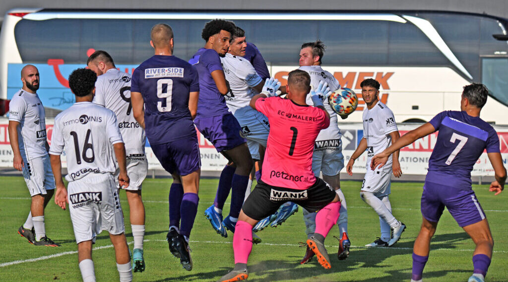 Union Mauer betoniert ASK/HSV Klagenfurt – Ein 0:14-Debakel für die Ewigkeit! 1 Fussball, 2024-07-27; ÖFB CUP, SG ASK/HSV Klagenfurt vs Union Mauer. Samir Masic unter Dauerbeschuß Foto: Hermann Sobe