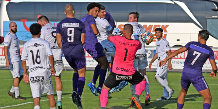 Union Mauer betoniert ASK/HSV Klagenfurt – Ein 0:14-Debakel für die Ewigkeit! 1 Fussball, 2024-07-27; ÖFB CUP, SG ASK/HSV Klagenfurt vs Union Mauer. Samir Masic unter Dauerbeschuß Foto: Hermann Sobe