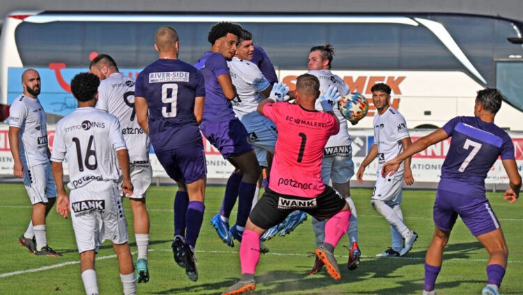 Fussball, 2024-07-27; ÖFB CUP, SG ASK/HSV Klagenfurt vs Union Mauer. Samir Masic unter Dauerbeschuß Foto: Hermann Sobe