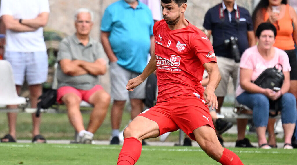 Kärntner Liga: KAC dominiert, belohnt sich aber nicht 1 Fussball ,2024-08-02 , liga Donau weiss7grün - KAC rot im Bild: KAC Mihret Topcagic Credit Photo by:Hermann Sobe