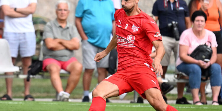 Kärntner Liga: KAC dominiert, belohnt sich aber nicht 1 Fussball ,2024-08-02 , liga Donau weiss7grün - KAC rot im Bild: KAC Mihret Topcagic Credit Photo by:Hermann Sobe