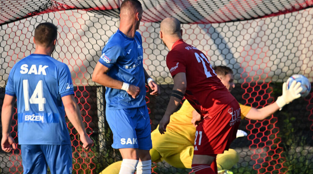 St. Jakob holt Punkt gegen SAK! Trainer Höller bleibt! 1 Fussball, 2024-08-23 LIGA, St Jakob R rot - SAK blau im Bild: St Jakob R Patrick Gailer - SAK Zoran Vukovic PhotoCredit: Hermann Sobe