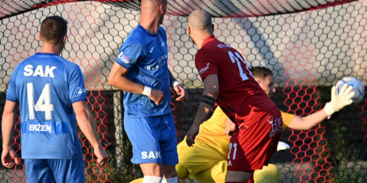 St. Jakob holt Punkt gegen SAK! Trainer Höller bleibt! 1 Fussball, 2024-08-23 LIGA, St Jakob R rot - SAK blau im Bild: St Jakob R Patrick Gailer - SAK Zoran Vukovic PhotoCredit: Hermann Sobe