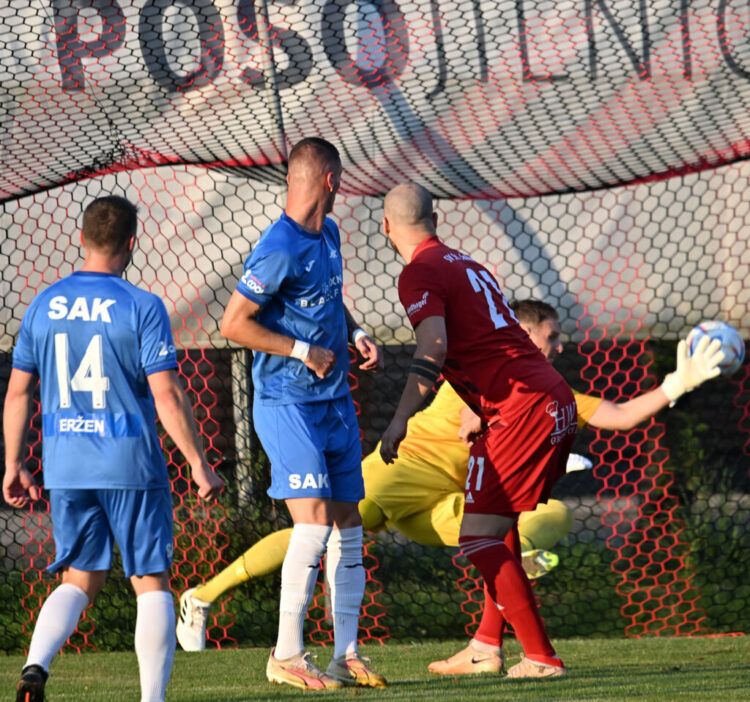 Fussball, 2024-08-23 LIGA, St Jakob R rot - SAK blau im Bild: St Jakob R Patrick Gailer - SAK Zoran Vukovic PhotoCredit: Hermann Sobe