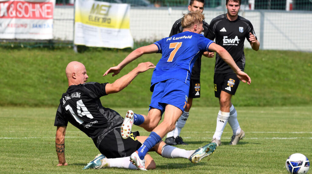 FC Lurnfeld in Personalnot! Mit letzter Kraft gegen Nußdorf 1 Lurnfeld Elias Rainer - Thal Assling David Walder Foto: Hermann Sobe