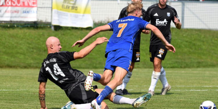 FC Lurnfeld in Personalnot! Mit letzter Kraft gegen Nußdorf 1 Lurnfeld Elias Rainer - Thal Assling David Walder Foto: Hermann Sobe